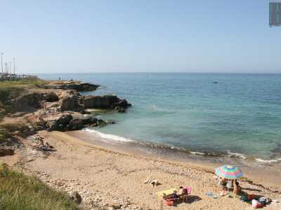 Oltrepassato il porto si apre un lungo segmento roccioso fiancheggiato dal lungomare di via Trulli. Dopo aver superato il piccolo lido privato �Azzurro� e un colorato baretto, la scogliera prosegue costeggiando una serie di cale sabbiose: cala Colombo...